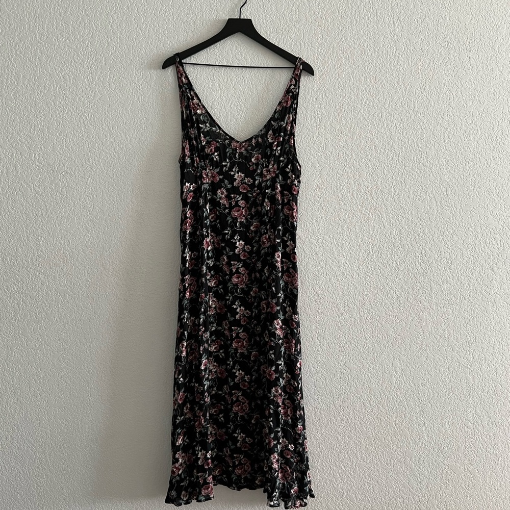 Free People 90’s Inspired Black Floral Sleeveless V-Neck Midi Dress